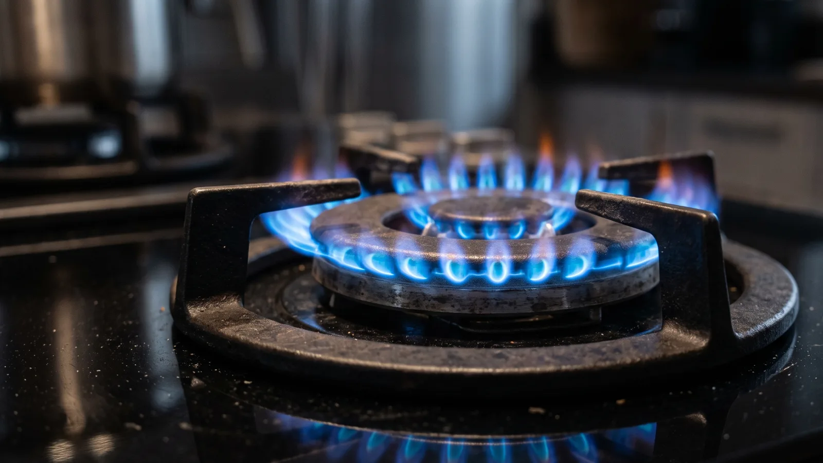 Gas cooktop burner with crisp blue flames
